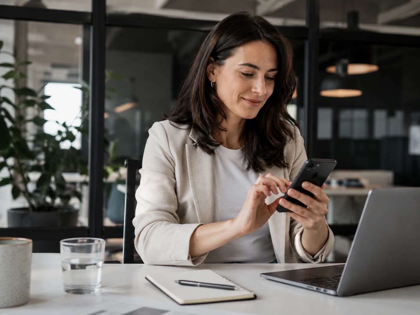 Profissional usando smartphone durante a rotina de trabalho